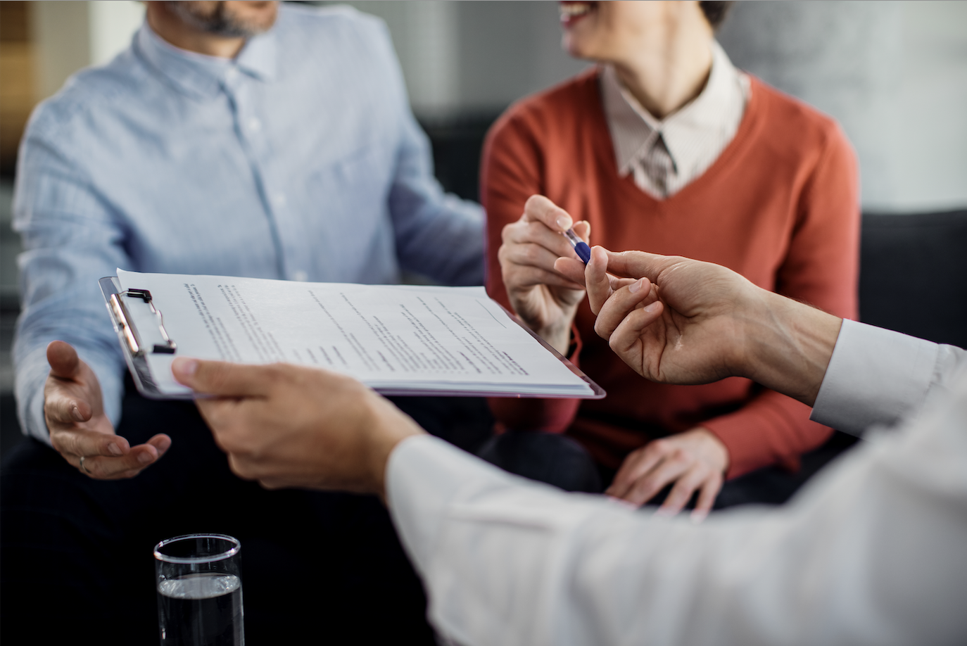 Homem e mulher a assinar um contrato de um seguro de vida ou um seguro de saúde