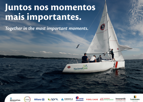 Imagem de um veleiro no meio do mar, com o logitpo da nacionalgest e o texto "Juntos nos momentos mais importantes". Em baixo contém uma tira branca com alguns dos patrocinadores