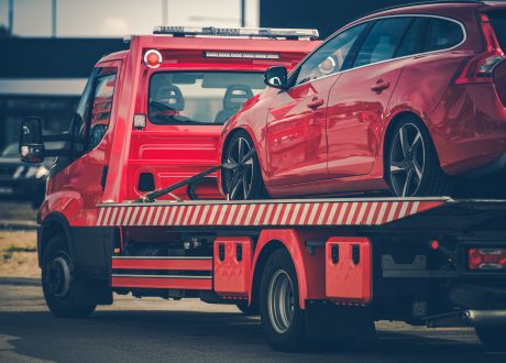 Carro vermelho a ser rebocado após uma avaria