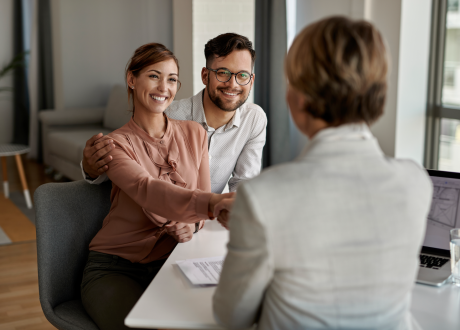 Reunião entre um casal e uma consultora de seguros.